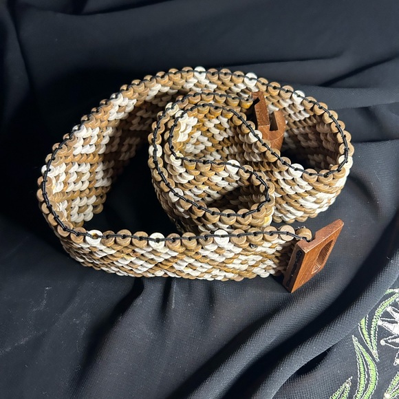 VTG Unique Brown and White Wood beaded stretch belt with wood clasp - Picture 2 of 6